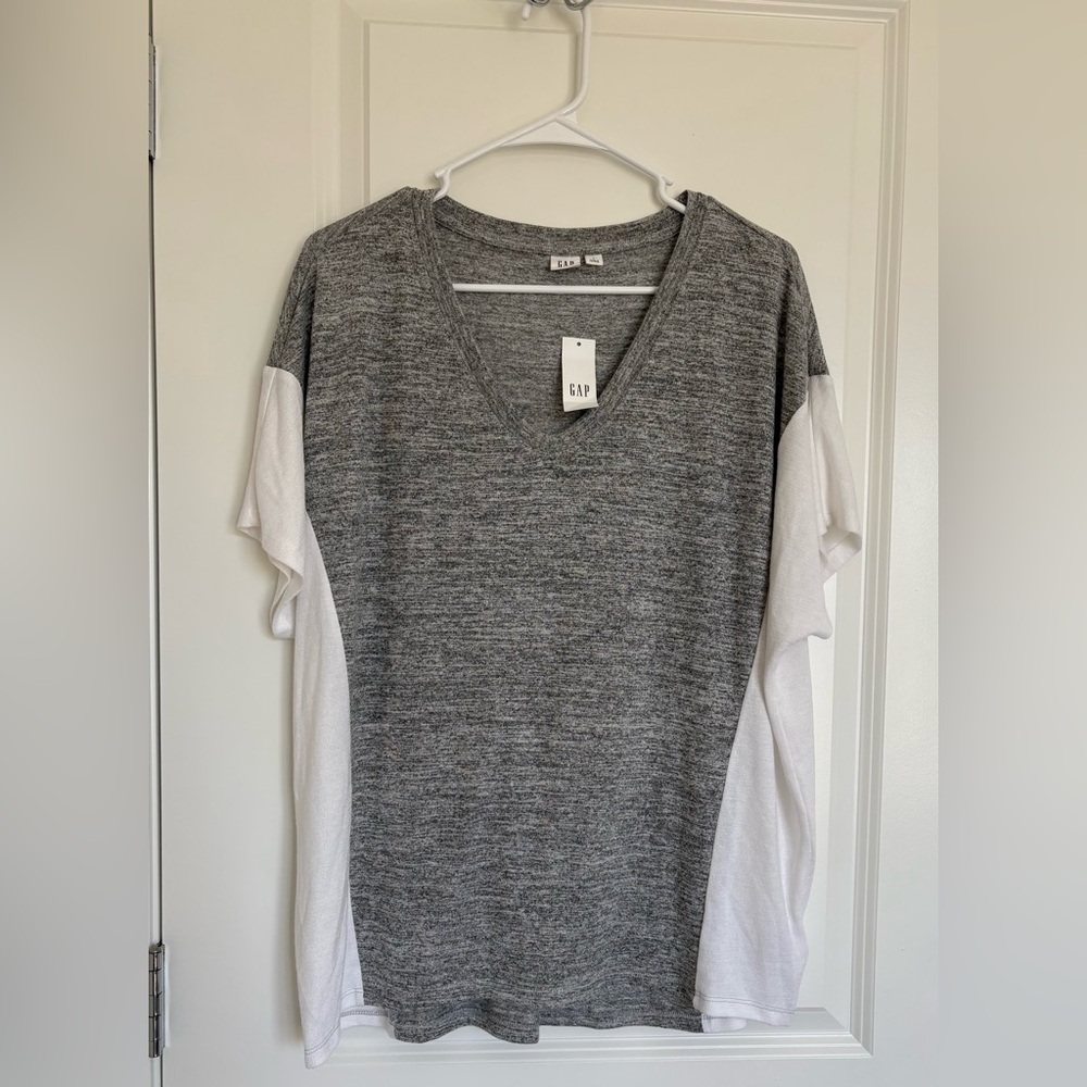 GAP Women's V-Neck Colorblock Tee in Gray and White. Women size L. NWT